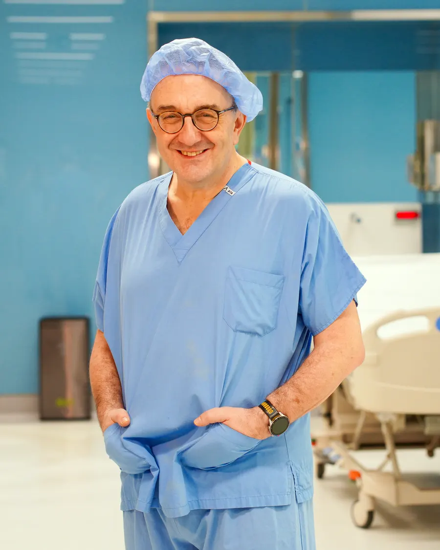 Prof. Dr. Mert Şentürk, ameliyathanede cerrahi kıyafetiyle