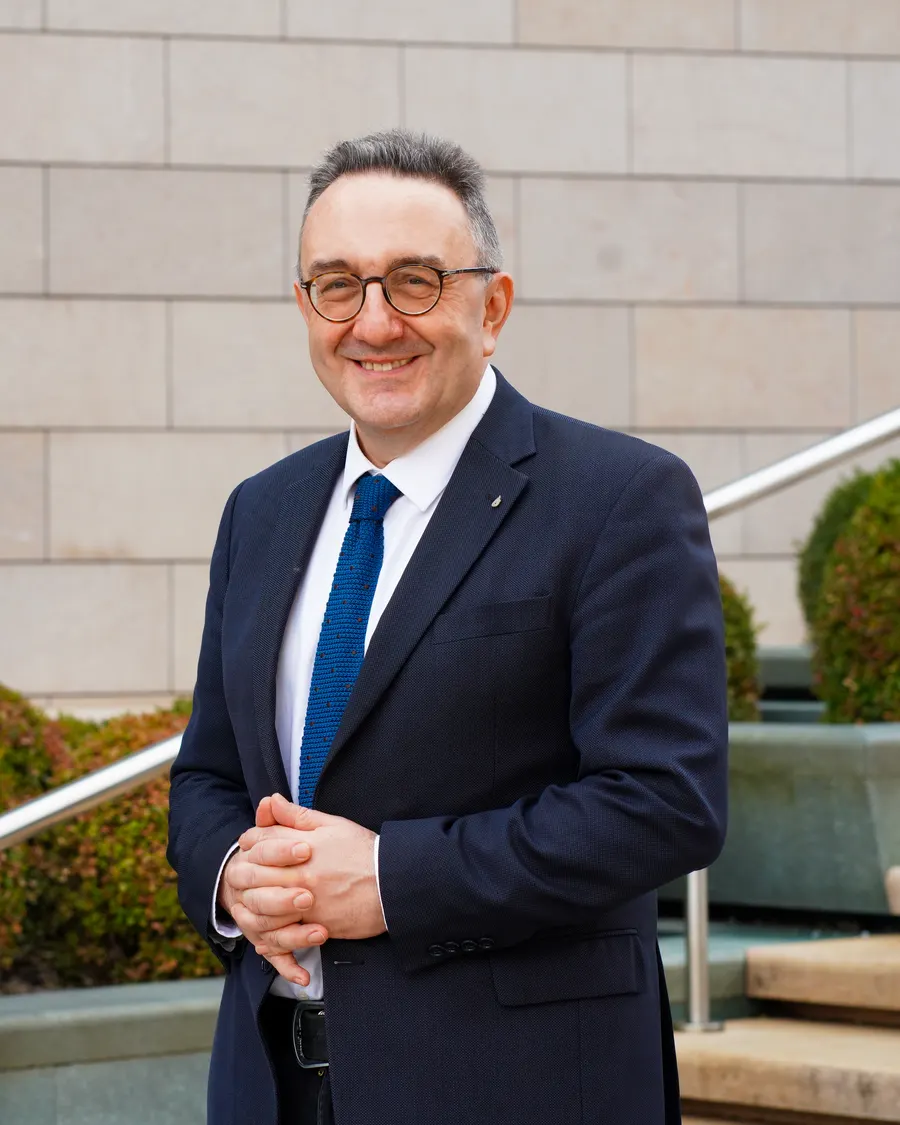 Prof. Dr. Mert Şentürk, hastane bahçesinde