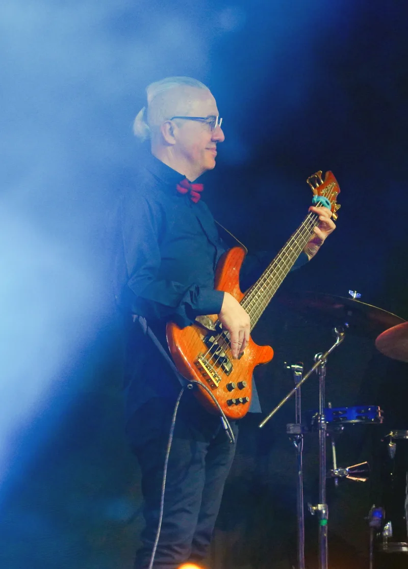 Sahnede, bas gitar